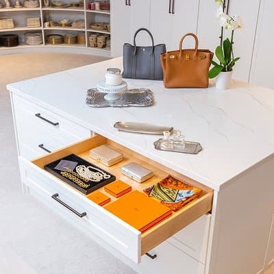 Home office built-in shelving and desk system